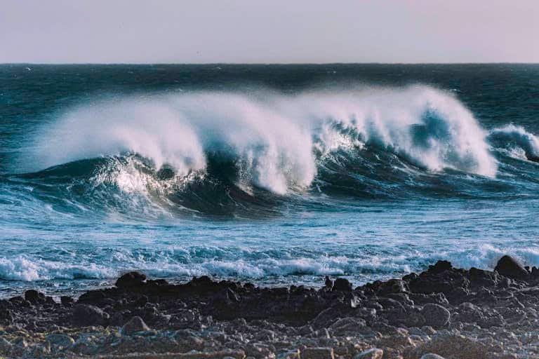 Captivating image of ocean waves crashing against the rocky shore