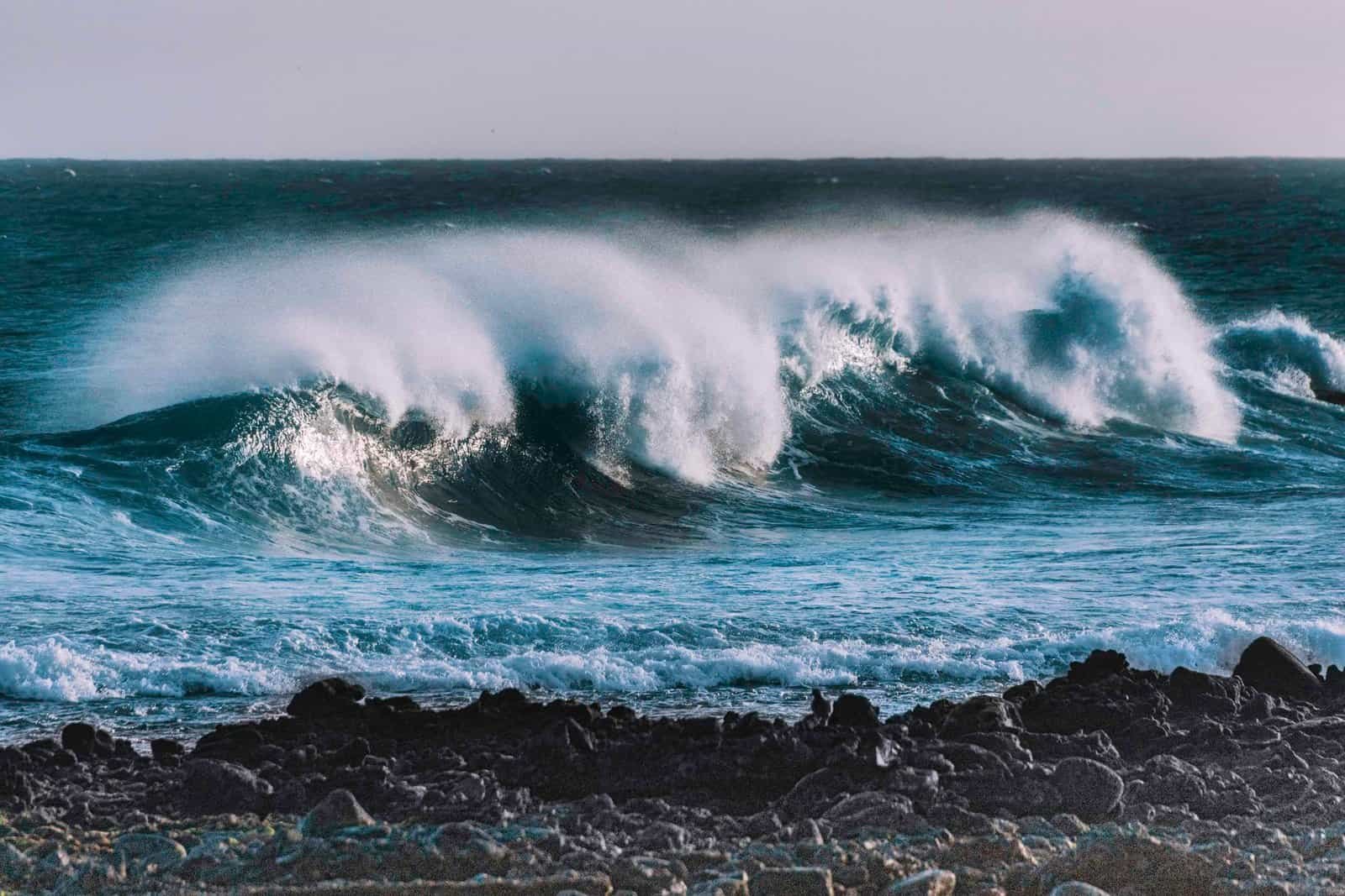 Captivating image of ocean waves crashing against the rocky shore